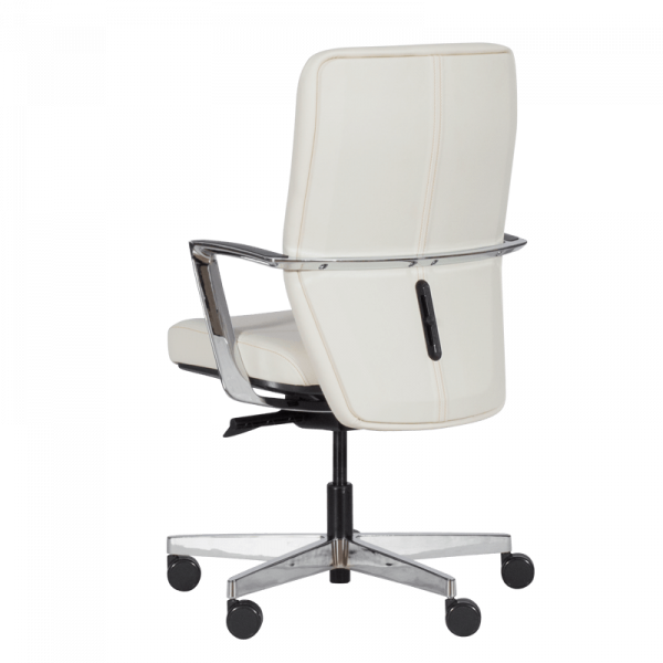 Работен стол в бял цвят.